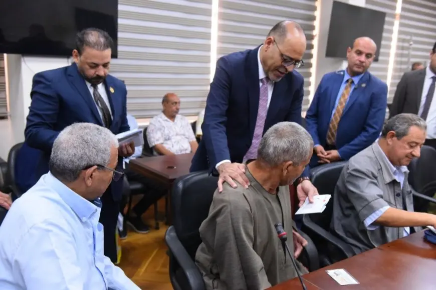 وزير العمل يسلم بطاقات بنكية لعمال مصريين من مستحقي المعاشات التقاعدية العراقية
