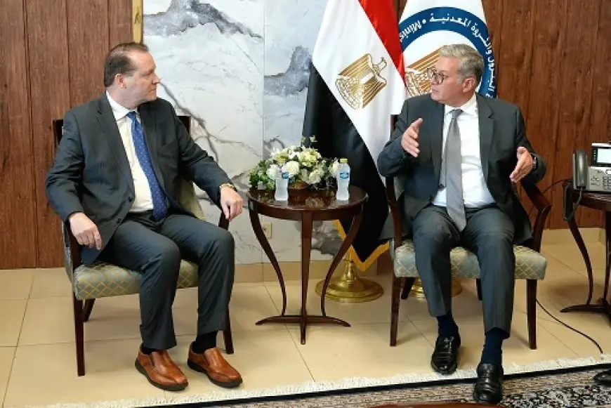وزير البترول يبحث مع أنرجوس تعزيز التعاون في سفن التغييز وبنية استيراد الغاز المسال