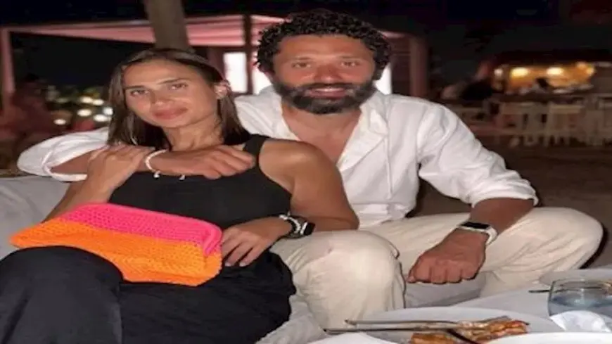 بعد شائعة ارتباطه بدينا الشربيني..كريم محمود عبدالعزيز ينشر صورة مع زوجته