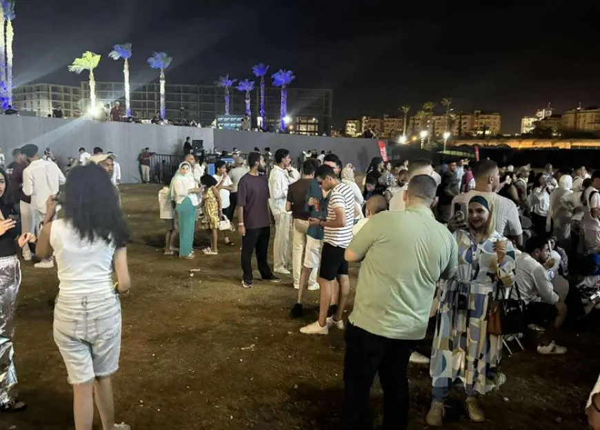 توافد جماهيري قبل انطلاق حفل تامر عاشور بالساحل الشمالي