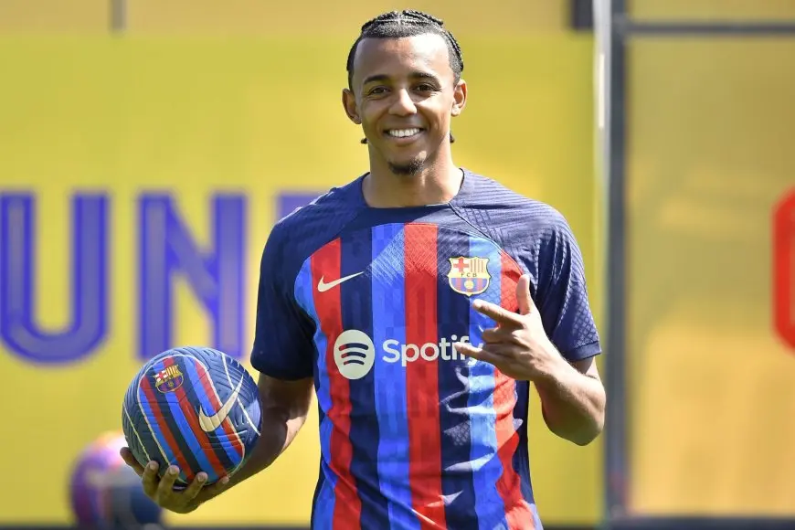 برشلونة يعلن تجديد عقد كوندي