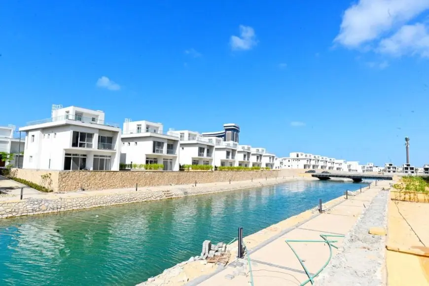 الإسكان: 7956 وحدة سكنية متنوعة بمشروع مزارين على بحيرات العلمين الجديدة