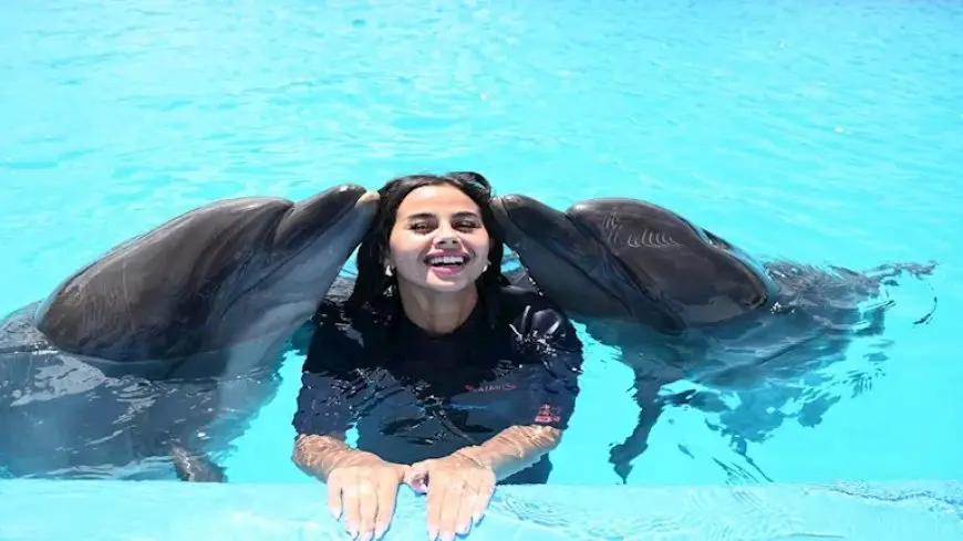20 صورة .. منة عرفة في حمام السباحة مع الدولفين بالساحل الشمالي