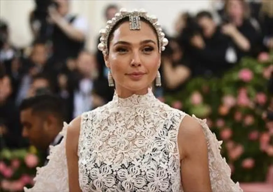 الممثلة الإسرائيلية جادوت تزور ساحة المحتجزين في تل أبيب لإظهار تضامنها