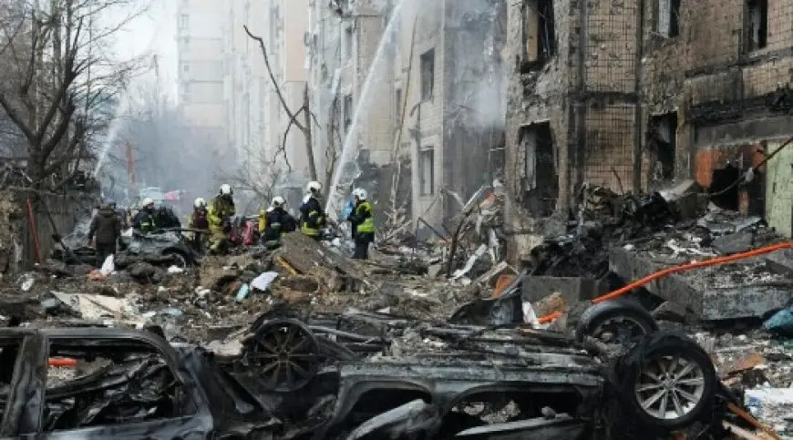 مقتل 4 أشخاص وإصابة 17 آخرين جراء هجمات صاروخية روسية على اوكرانيا
