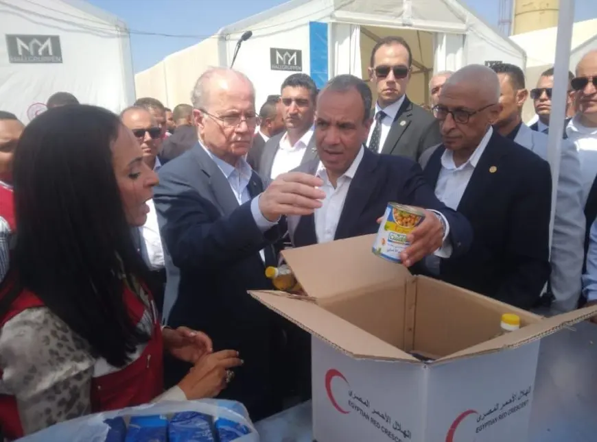 وزير الخارجية ورئيس الوزراء الفلسطيني يتفقدان المطبخ الإنساني بالشيخ زويد