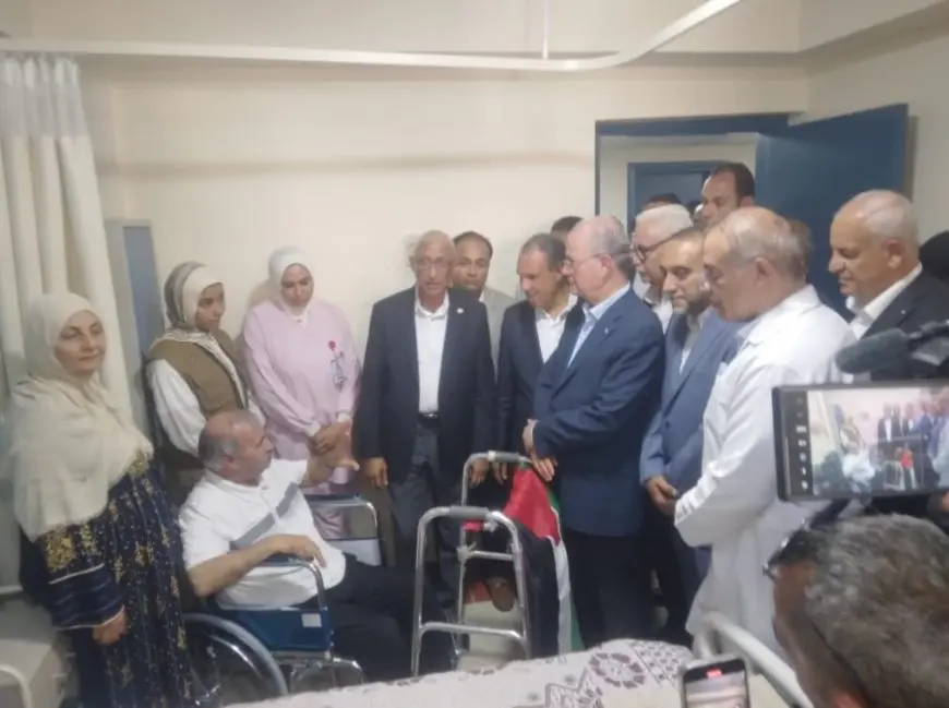 وزير الخارجية ورئيس الوزراء الفلسطيني يزوران مصابي فلسطين بمستشفى العريش