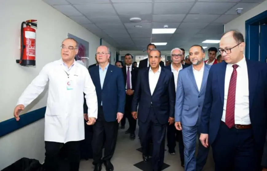 وزير الخارجية يرافق رئيس وزراء فلسطين لزيارة الجرحى الفلسطينيين بمستشفى العريش العام