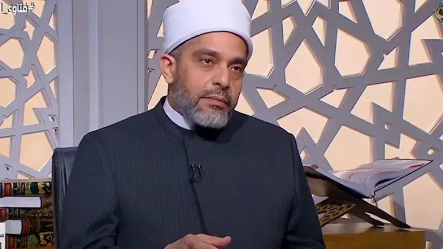 “حسب العُرف والنية”.. أمين الفتوى يوضح حكم مصافحة المرأة لزميلها في العمل (فيديو)