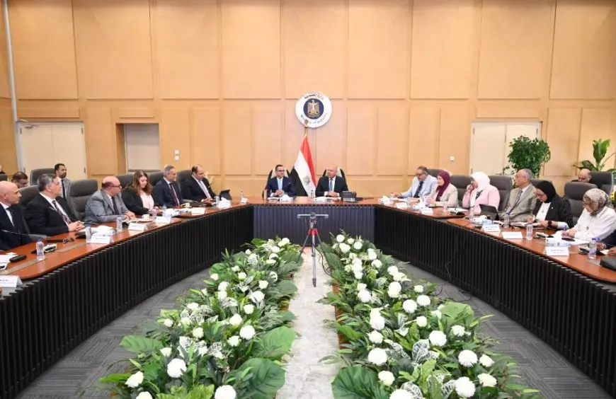 وزير الصناعة يبحث مع مصنعي الأسمنت حجم الإنتاج بالمصانع ومدى انخفاض الأسعار خلال الفترة الماضية