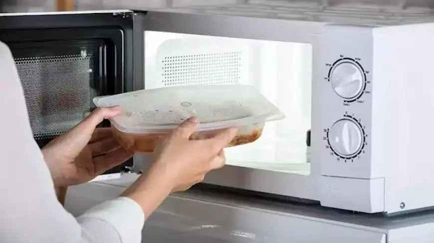 ماذا يحدث إذا وضعت المعدن أو البلاستيك في الميكروويف؟.. لن تتوقع