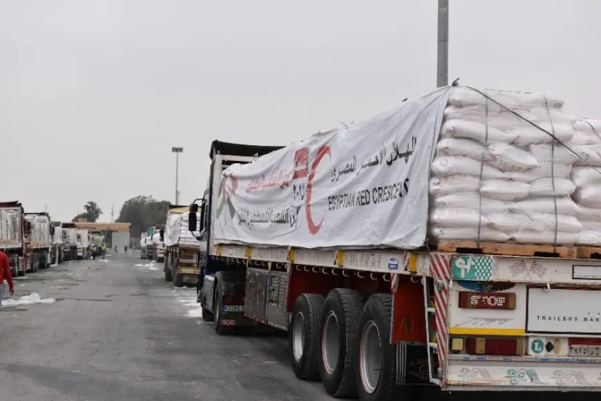 الهلال الأحمر: نحرك مئات الشاحنات يوميا صوب غزة.. والمواد الغذائية في صدارة الأولويات