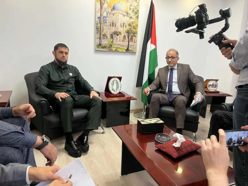 وفد شيشاني رفيع المستوى يزور المندوبية الدائمة لفلسطين بالجامعة العربية لبحث آليات إغاثة غزة