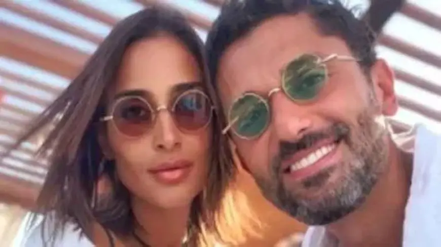 “بحبك”.. كريم محمود عبدالعزيز يوجه رسالة رومانسية لزوجته على الهواء (فيديو)