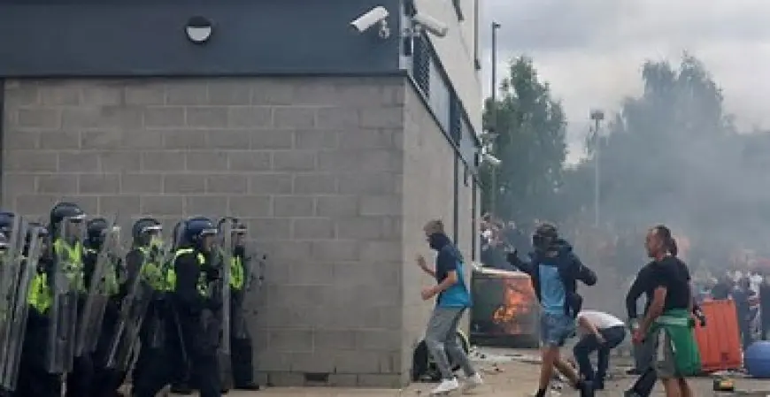 إيطاليا.. سوء الأحوال الجوية يعرقل البحث عن رجل مفقود في بحيرة كومو