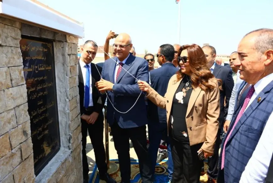 وزيرة التنمية المحلية ومحافظ القليوبية يفتتحان تطوير شارع نبوية موسى وكوبري مشاة المجمع الإسلامي