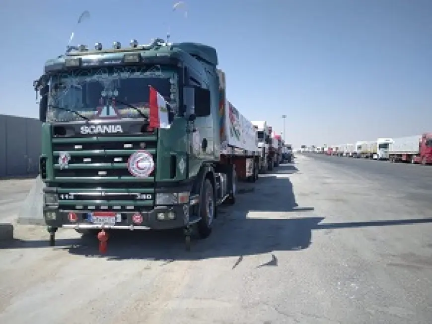 دخول عشرات شاحنات الإغاثية من معبر رفح إلى كرم أبو سالم لتسليمها للجانب الفلسطيني