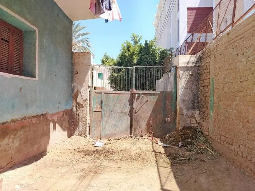 لمرضى على السلالم.. قرية سيلة الغربية بالمنيا تعاني الحرمان من الوحدة الصحية منذ 7 سنوات