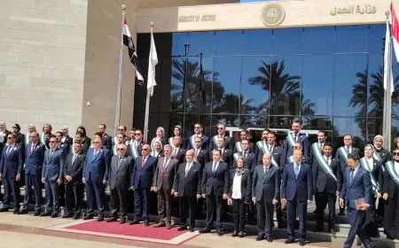 وزير العدل ورئيس هيئة قضايا الدولة يختتمان مراسم حلف اليمين لأعضاء الهيئة الجدد بصورة تذكارية