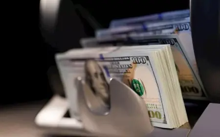 الدولار يتراجع لأدنى مستوى منذ نهاية يوليو قبيل بيانات الوظائف الأميركية