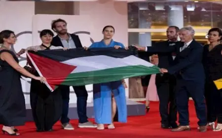 فريق فيلم “My Tennis Maestro” يرفعون علم فلسطين في مهرجان فينيسيا السينمائي