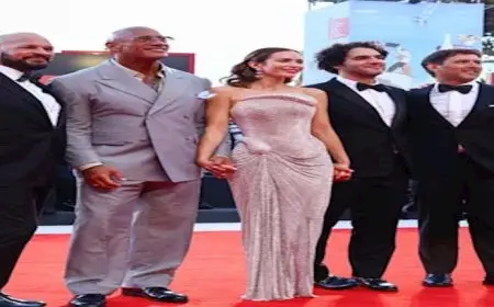 بالصور| ذا روك وإيميلي بلانت يخطفان الأنظار في “فينيسيا السينمائي”