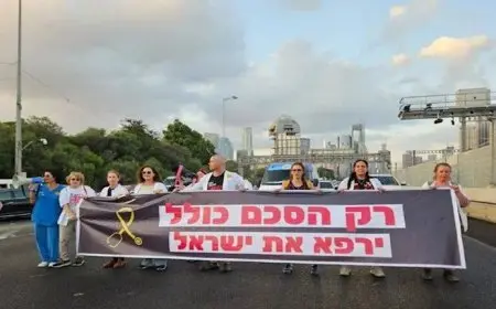 أطباء إسرائيليون يغلقون أحد شوارع تل أبيب مٌطالبين باستعادة الأسرى وإنهاء الحرب