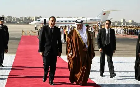 رئيس الوزراء يستقبل ولي عهد مملكة البحرين بمطار القاهرة الدولي