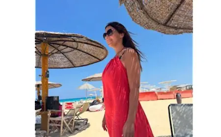 على البحر.. دنيا سمير غانم تستمتع بآخر أيام الصيفية