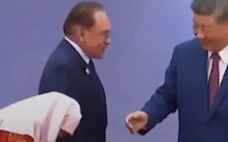 بالفيديو.. زوجة رئيس وزراء ماليزيا تثير الجدل بعد رفضها مصافحة الرئيس الصيني