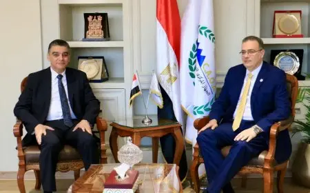 رئيس جهاز التنظيم والإدارة يسلم رئيس هيئة الشراء الموحد الهيكل التنظيمي الجديد للهيئة بعد تطويره