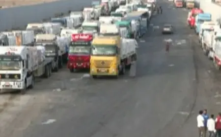 القاهرة الإخبارية: تحرك شاحنات محملة بالخيام والأغطية باتجاه قطاع غزة