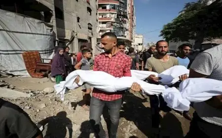 آلاف الفلسطينيين نزحوا من مدينة غزة واحتجاجات أمام مقر نتنياهو