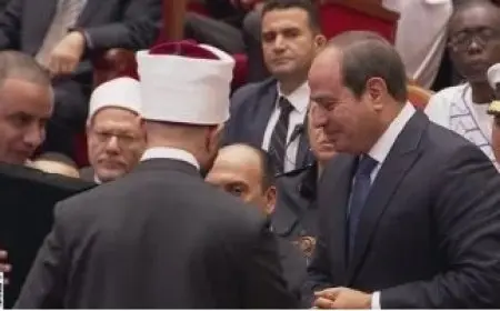 وزير الأوقاف يهدي الرئيس السيسي هدية تذكارية في احتفالية المولد النبوي