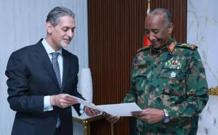 سفير مصر بالسودان يسلم رئيس مجلس السيادة رسالة خطية من الرئيس السيسي