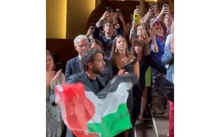 أبطال فيلم “صوت هند رجب” يرفعون علم فلسطين في مهرجان فينيسيا (صور وفيديو)