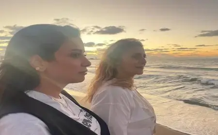 رانيا محمود ياسين تنشر صورة مع سهر الصايغ أمام البحر