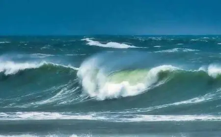 فيديو.. الأرصاد تحذر من ارتفاع أمواج البحر المتوسط