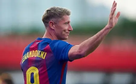 ليفاندوفسكي يقطع الطريق على الهلال ويتمسك ببرشلونة