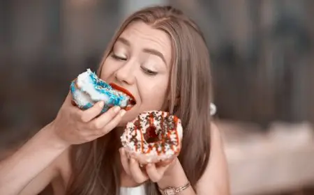 لماذا نعشق الحلويات؟.. معلومات تفيدك لتجنب إدمان السكر