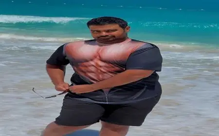 “ولا جيم ولا وجع دماغ”.. إسلام إبراهيم بـ “تيشيرت كمال الأجسام” على البحر