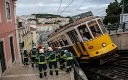 صور.. مصرع وإصابة العشرات في حادث قطار بموقع سياحي شهير بالبرتغال