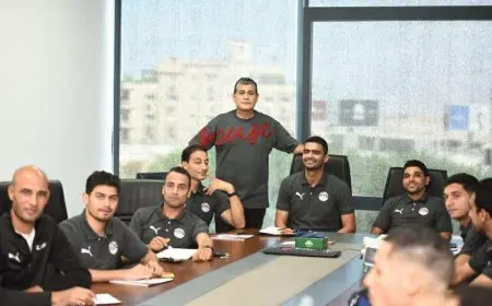 أوسكار يراجع حالات الـ VAR مع الحكام