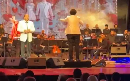 علي الحجار يفتتح حفله في 100 سنة غنا بـ ماتمنعوش الصادقين.. واستقبال حافل من الجمهور