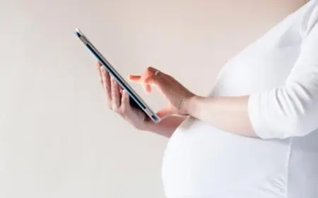 المحتوى المضلل والرسائل المقلقة.. كيف تؤثر خوارزميات التواصل على قلق الحوامل؟