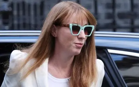 نائبة رئيس وزراء بريطانيا تقدم استقالتها بسبب الضرائب