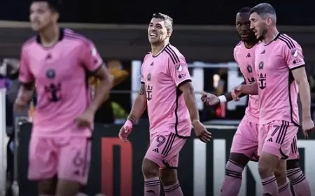 عقوبات قاسية على سواريز وبوسكيتس بعد شجار نهائي الكأس