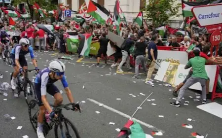 بسبب احتجاجات مؤيدة لفلسطين.. فريق إسرائيل يغيير ملابس لاعبيه في سباق فويلتا