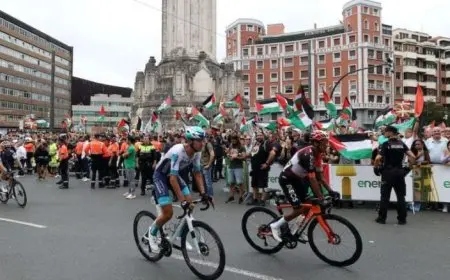 فريق دراجات إسرائيلي يحذف اسمه من قمصانه عقب احتجاجات مؤيدة لفلسطين في إسبانيا