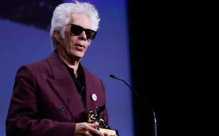 المخرج الأمريكي جيم جارموش يحصد جائزة الأسد الذهبي في مهرجان فينيسيا السينمائي